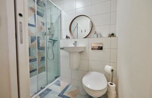 Lloret, Contemporary Retreat with Hot Tub & Waterside Views - Photo 15