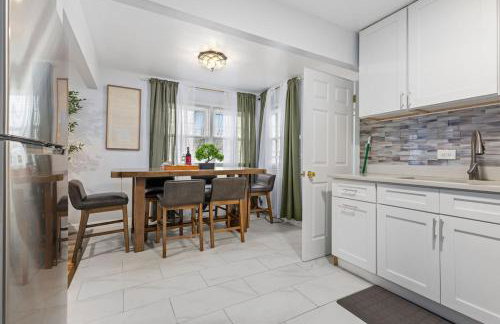 Downtown Naperville Retreat with King bed Near Riverwalk Dedicated Workspace Free Garage Parking Patio - Foto 18