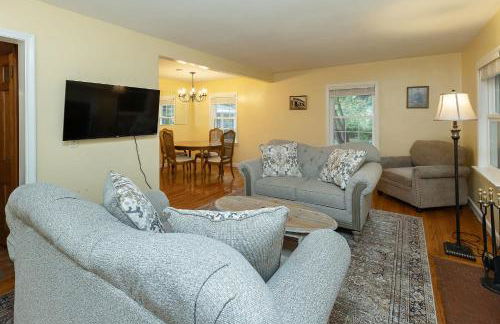 4BR-3BA Charming Family-Sized in Ames - Foto 1