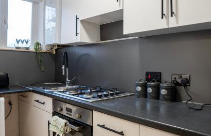 NEWLY Refurbed - Large Studio Apt With Private Parking - Foto 19