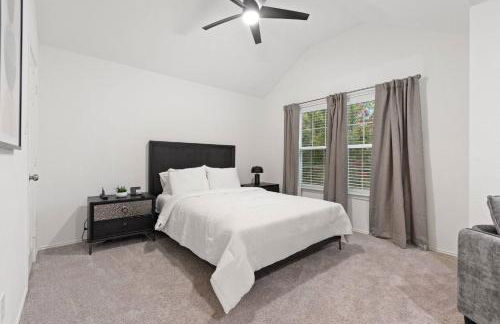 New Luxury Getaway - Two King Beds, Heated Pool, Outdoor Grill & 1Gbps Wifi - Photo 3