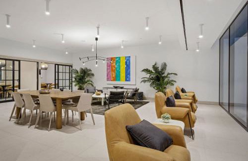 Upscale Downtown Condo Pool Gym & Skyline Views - Foto 64