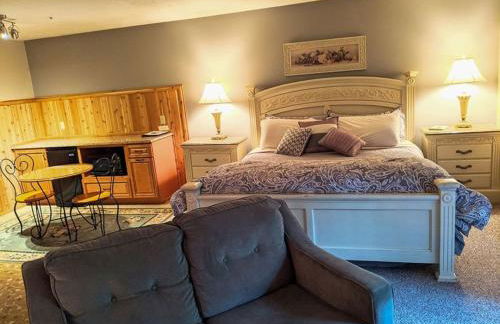 Springbrook Inn East Room - Photo 4