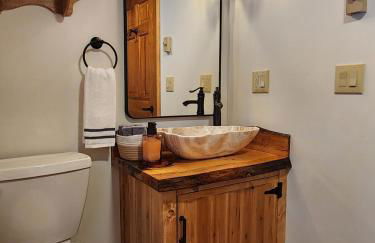 Stylish Forest Lodge with Large Hot Tub, Firepit and Fireplace minutes to Gore Mountain - Foto 30