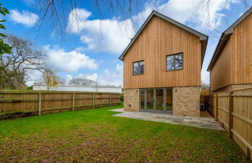 Spacious 5BR Home Near New Forest & Coast - Parking - Sleeps 10 - Photo 50