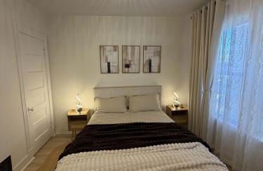 Stylish 3BR Revere Home Sleeps 8 Near Boston, Revere Beach and Airport - Foto 19