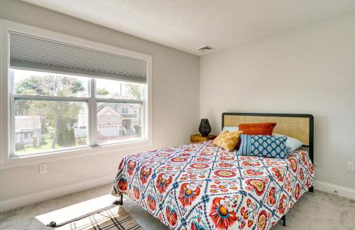 Sleek Long Branch Vacation Rental with Pool and Patio! - Foto 16