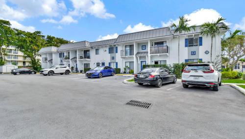 Serene Poolside Getaway Lake Access Parking - Photo 4