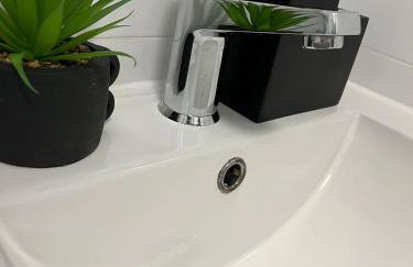 Central Bedford FREE Parking & Private Garden& Conservatory Perfect for large group of people - Foto 25