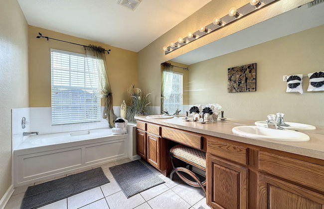 This Amazing 6 Bedroom Property With a Lake View - Foto 27