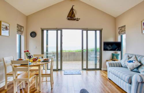 Beautiful Seaside Holiday Home - Photo 9