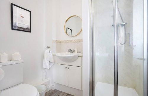 Grange House with Free Parking, Garden, Superfast Wifi and Smart TVs with Netflix by Yoko Property - Photo 3