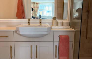 Boutique High Street Apartment In Crickhowell - Photo 30