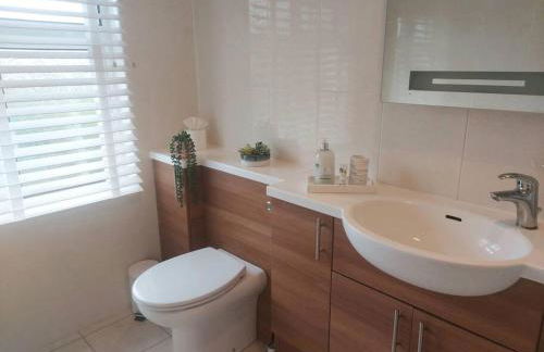 South Coast New Forest Holiday Home-4 Bed-Sleeps 8-Spacious-Parking-EV Dock-Large Garden-Playground-Great for Families-Groups-Professionals - Foto 29