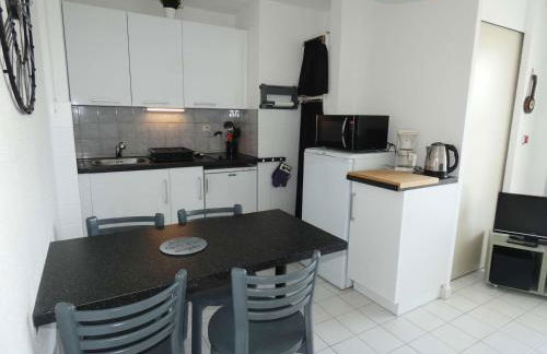 2 Pièces avec Piscine, Proche Plage et Commerces, Quartier Calme avec Parking Privé - FR-1-328-145 - Photo 3