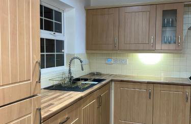 Spacious 5-Bed Detached House, Sleeps 10, Parking - Photo 42