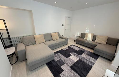 Luxury 4 Bedroom House in Harrow with Free Parking - Foto 3