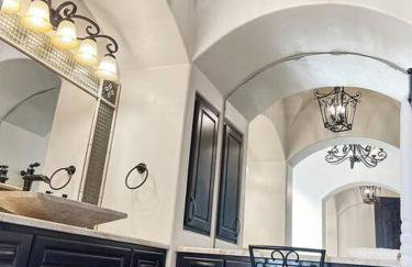 Stunning Spanish-Style Retreat with Pool Sleeps 28 - Foto 4