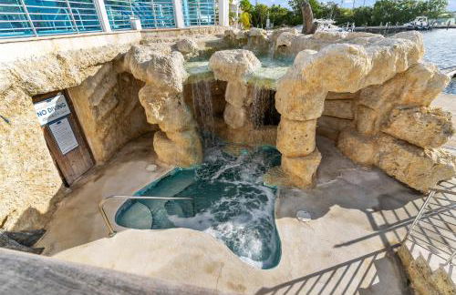 Villa Valbuena Palm Oasis In-Laws Quarters 4-Story Unit With Rooftop Retreat - Photo 32