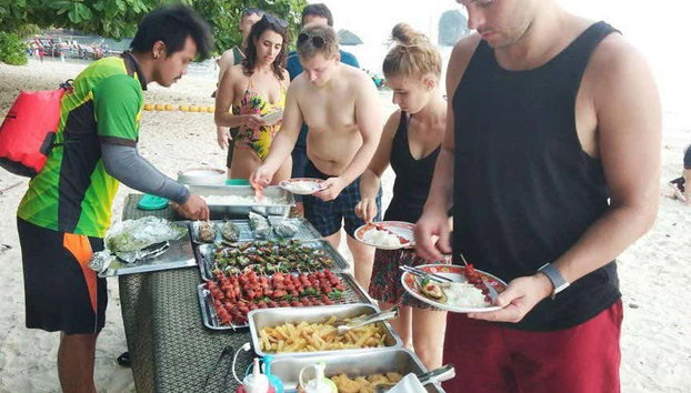 Krabi Islands Tour + Dinner at Poda Island - Foto 5, Barbecue on the beach