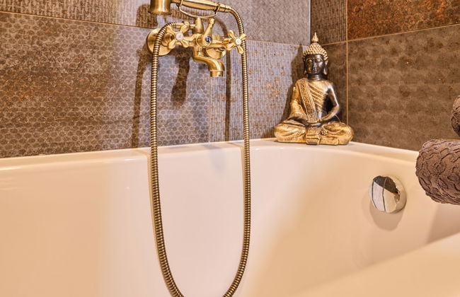 Luxe Timber Lodge & Relaxing Bath - Photo 24