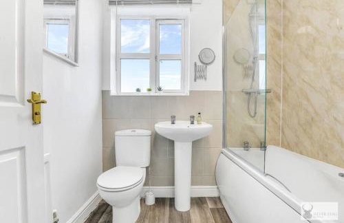 Modern 4-Bedroom Gem Family & Business Friendly - Foto 6