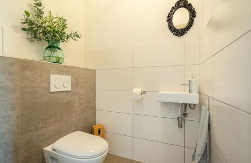 Spacious Home Sauna Hot Tub Pool Patio BBQ - Photo 22