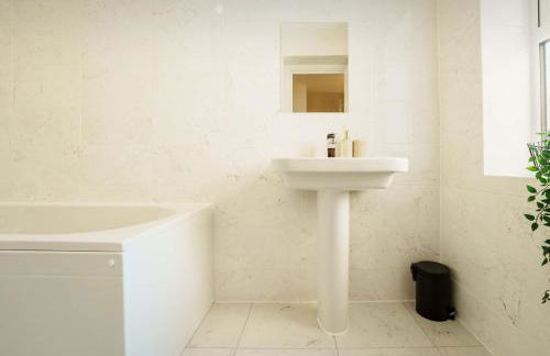 Large 4BR House Leeds, Contractor Friendly - Photo 24