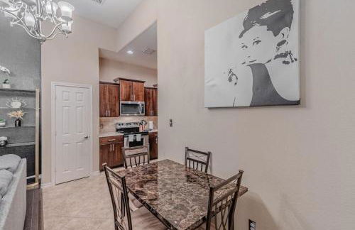 The Castle by the Lake with Pool and Balcony near Grandscape - Foto 27