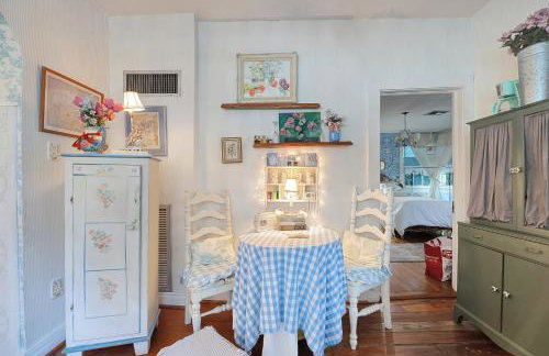 4BR 3 BA HUGE, Balcony, Cemetery, Streetcar sleeps 8! - Photo 63