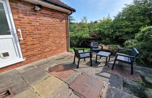 Free Parking Home In Gatley by City SuperHost - Photo 9