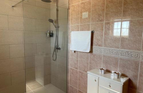 BnB Homes Luxurious Villa Stardust with Swimming pool & BBQ for Family Fun - Foto 27