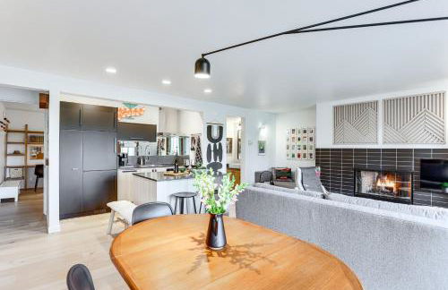 Chic Bend Condo with Fireplace and Forest Views! - Foto 10