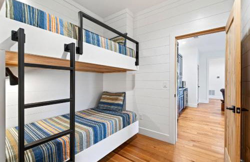 Dockside of the Moon - Photo 35