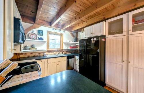 Bright Post & Beam Retreat with Fire Pit & Game Room Near Acadia | Sorrento, Maine - Foto 17