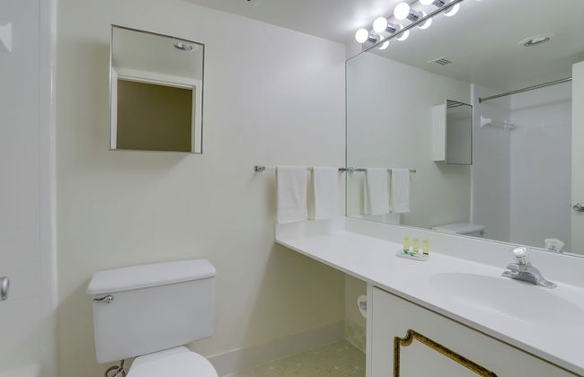 Modern Apt Near Airport & Metro - Photo 41