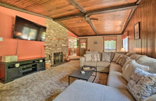 Charming Pymatuning Lake House Near Park and Beach - Photo 1