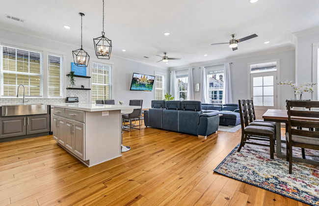 Chic 4 BR Condo - Large Pool - Perfect Location - Photo 17