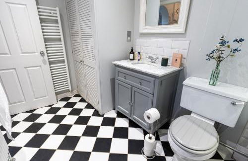 Central Stamford Apartment with private parking - Foto 11