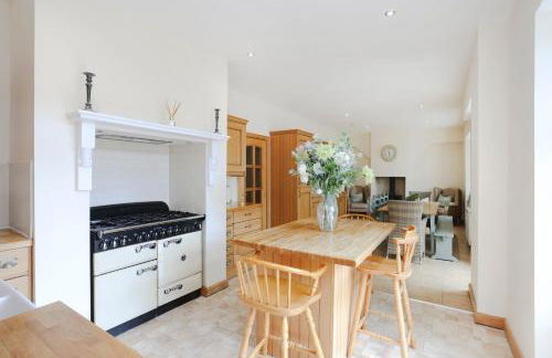 JOIVY Greenknowes Estate with Hot Tub and Bar - Farmhouse and Lodge - Photo 38