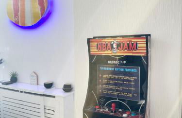 Burlington Mansions - FREE ALLOCATED PARKING - 8 mins walk to the beach - Gym - Pool Table - Brought to you by Coastline Retreats - Photo 3