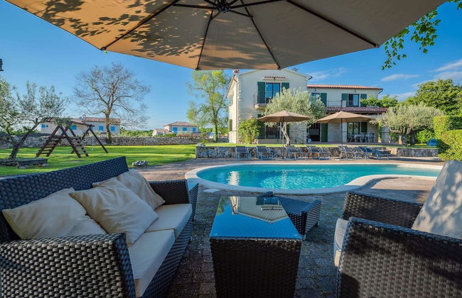 Beautiful Villa With Swimming Pool and Fenced Garden - Foto 16