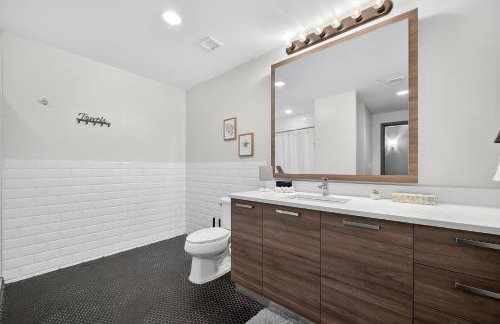 Stunning Downtown Apartment with Pool, Laundry, Parking - Foto 9