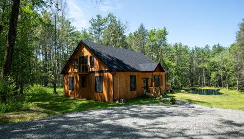Luxe Modern Cabin with Pond, Fire Pit, Hiking, near Bethel Woods - Foto 2