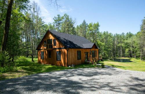 Luxe Modern Cabin with Pond, Fire Pit, Hiking, near Bethel Woods - Foto 2