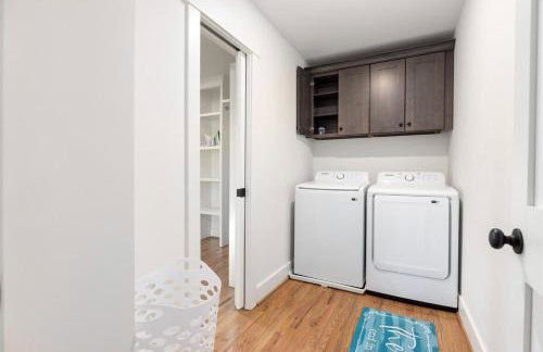 Bancroft Bungalow - Hot Tub, Fire Pit - Near Uptown - Foto 55