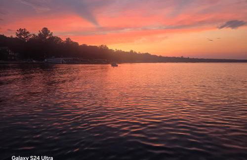 Fins up! Higgins Lake retreat - Foto 1