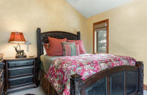 Outdoor Private Hot Tub, In Home Movie Theater, Luxurious Creekside Home - Photo 47