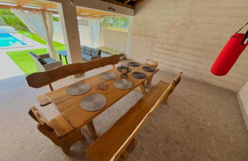 Stone & Sun Retreat with Private Pool - Foto 2