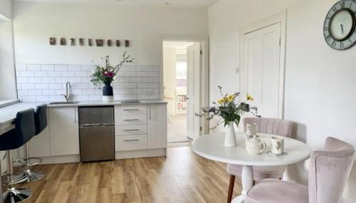 Welcome to Hazelwood, The Mount Somerton Apartment - modern and fully equipped, Private off-street parking, Near Glastonbury Tor, The spectacular Wells Cathedral, Stourhead, Sherborne Abbey, Millfield School, Clark's Village - Foto 4
